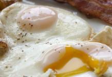 Как жарить яйца на сковородке Как жарить яичницу