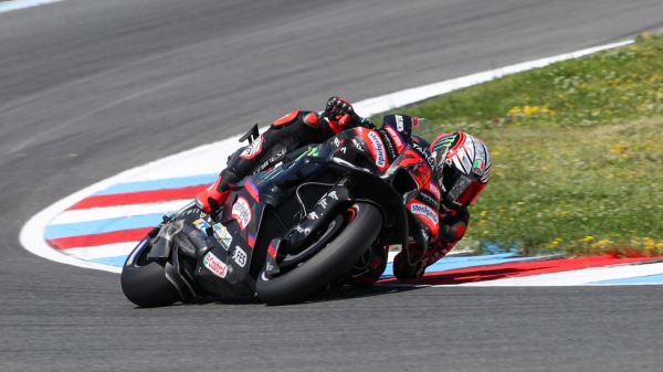 Лидер сезона MotoGP Беццекки дважды ударил маршала после аварии, его отстранили от гонки в Чехии