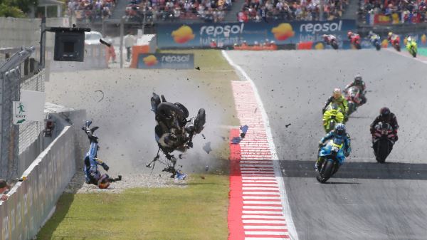Вице‑чемпион MotoGP Алекс Маркес получил переломы в аварии, неделю назад в гонке травмировался его брат